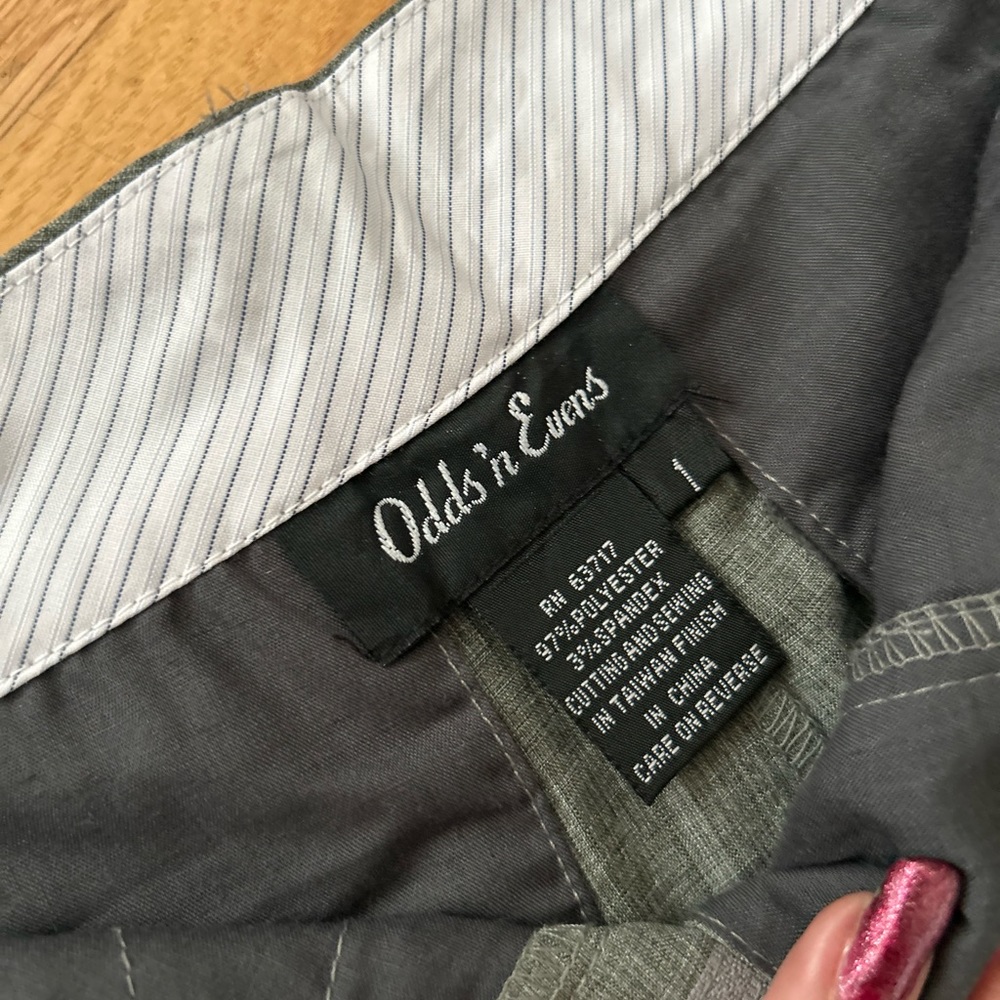 Pew-owned Women’s dress pants. Size 1 - Picture 4 of 6